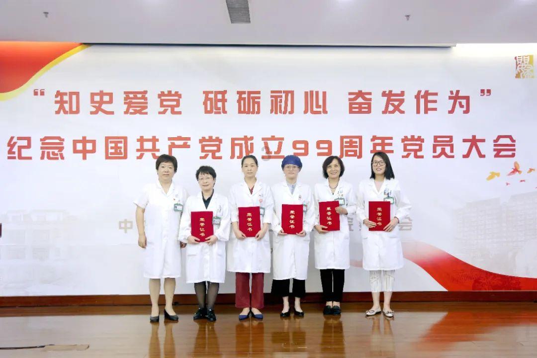 救援受困的长颈鹿